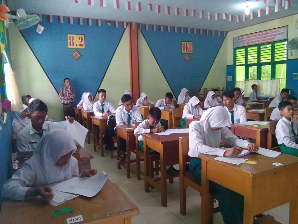 SmalfaJBI's tweet photo. Suasana saat Ujian Kenaikan Kelas. Semangat! Semoga kita semua naik kelas dan mendapatkan hasil yang memuaskan Aamiin http://t.co/Mkac9hpYeH
