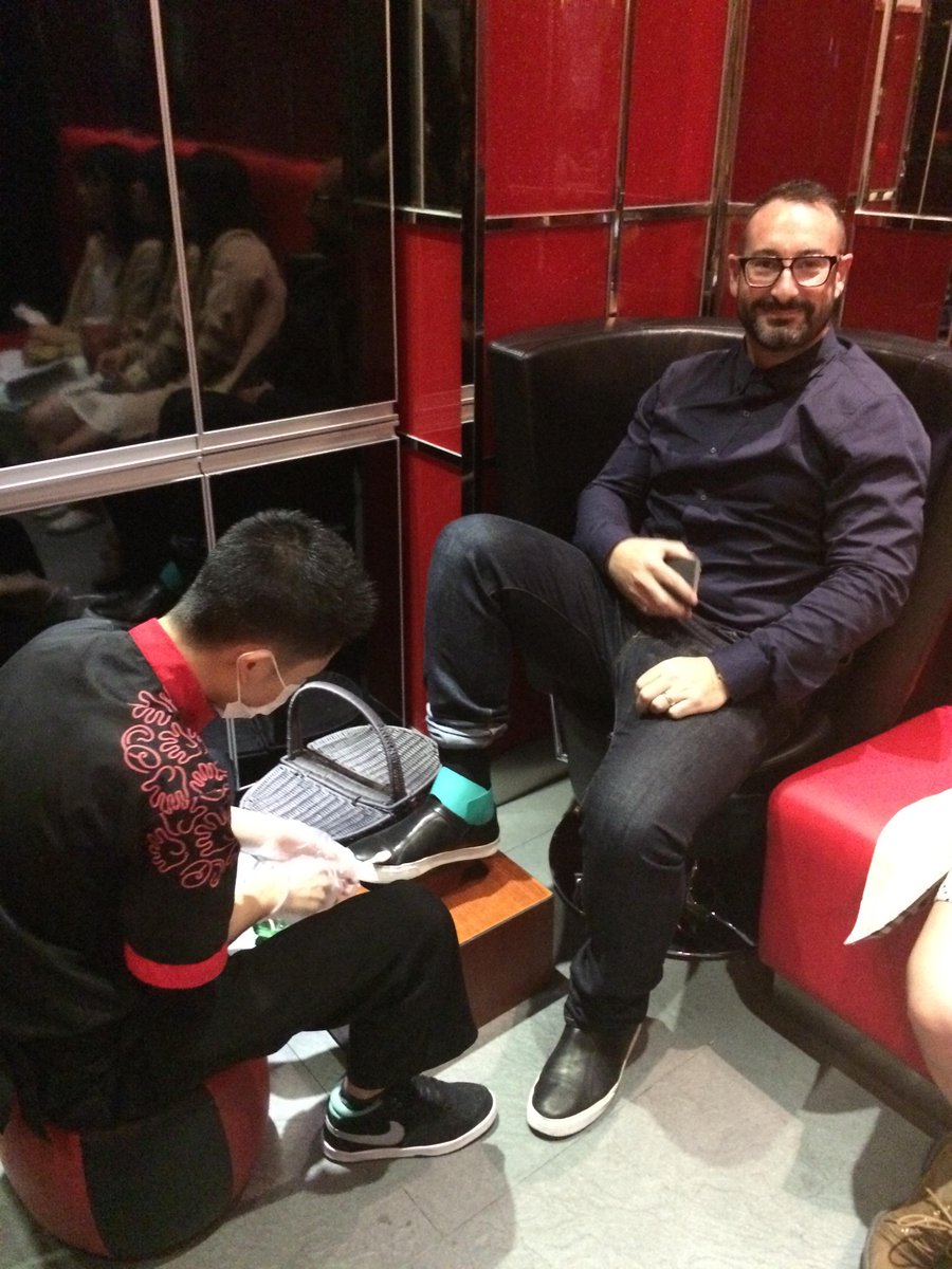 ChinaUXTour's tweet photo. Manicure, snacks, shoe polishing while waiting 4 a table in a #hotpot restaurant @ChinaUXTour #ServiceDesign #China http://t.co/nG48kzSsnj
