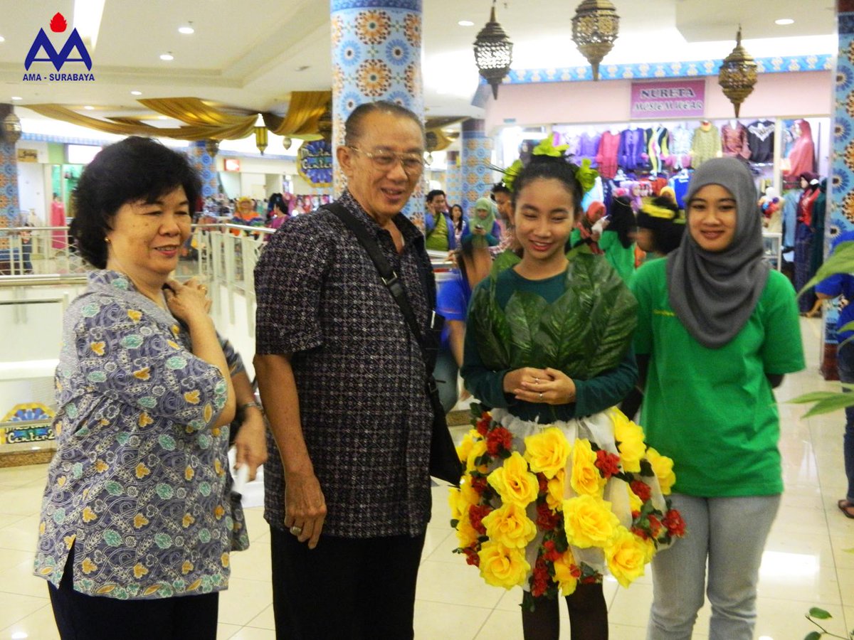 dwiwakablog's tweet photo. Wah ada Bpk Sam dari @AMASurabaya di stand SMA Galuh Handayani, siap2 penilaian nih. 
@Syoungcreative http://t.co/pYooSIeg33