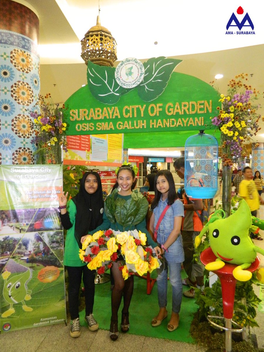 dwiwakablog's tweet photo. stand SMA Galuh Handayani kece abis. ada maskotnya cantik pula. 
@Syoungcreative @AMASurabaya http://t.co/8DUSvQGeUE