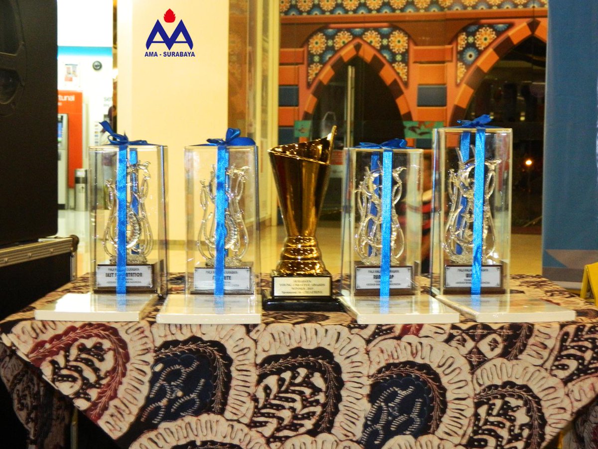 dwiwakablog's tweet photo. jeng jeng jeng... ini dia trophy dari walikota dan trophy spesial dari australia.
@Syoungcreative @AMASurabaya http://t.co/fXPbfKNBLV