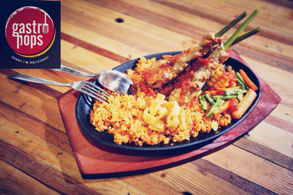 Udah pernah nyobain lemongrass meatball alias baso sereh dicampur pake nasi gorengnya?? Recomended #kulinerbandung