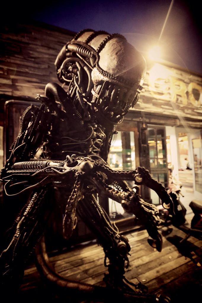 Pas datang kalian tuh disambut satpam kita.. #stempunk