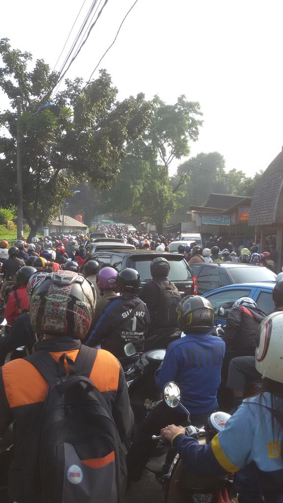 sugiantoro9999's tweet photo. Macet bgt..... http://t.co/cDjKxkvgIS