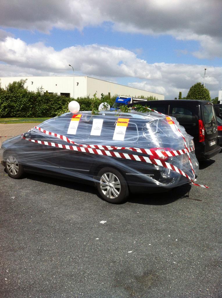vandaelesarah's tweet photo. Hans zn laatste dag werk voor zn trouwfeest... Volgens traditie moeten we zn auto inpakken... Check🚗✅@OmegaPharma_BE http://t.co/DL52RogsKR