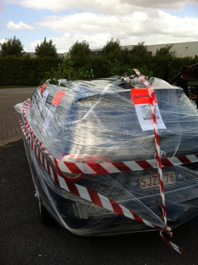vandaelesarah's tweet photo. Hans zn laatste dag werk voor zn trouwfeest... Volgens traditie moeten we zn auto inpakken... Check🚗✅@OmegaPharma_BE http://t.co/DL52RogsKR