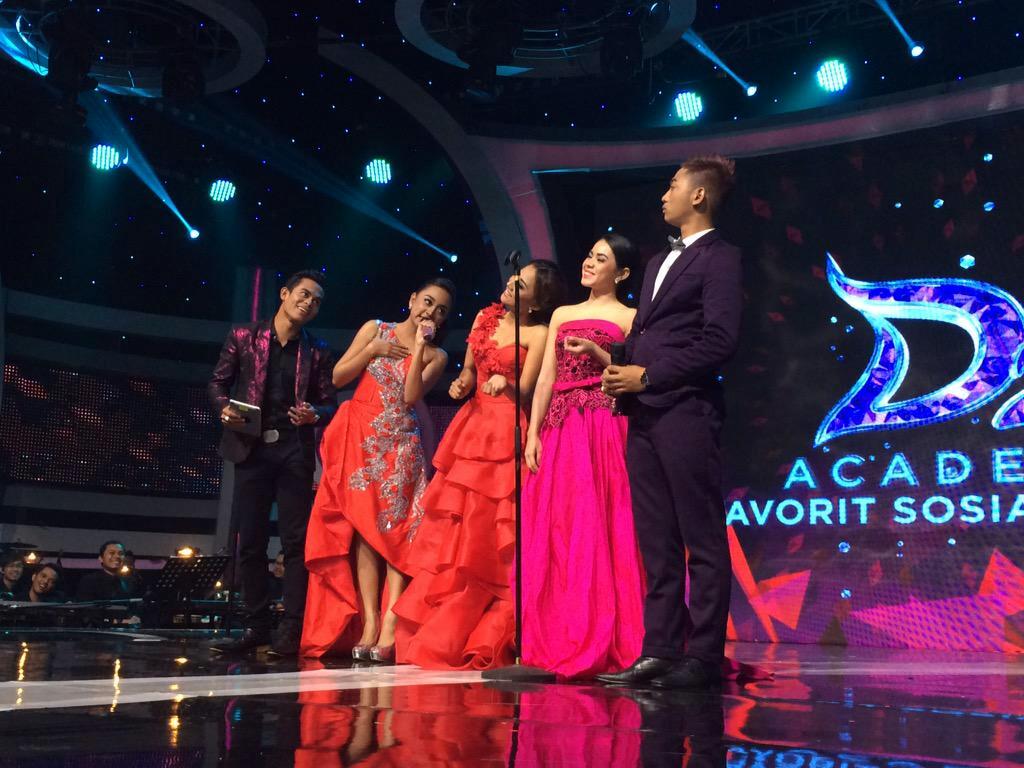 Intan_DAcademy2's tweet photo. Ayo semunya ikutin intan
Kepala miring kiri "SUKSES YA SAY" 
Hee @da2_irwan @da2_tria @da2_endah @da2_ady http://t.co/tSqk3jbgrz