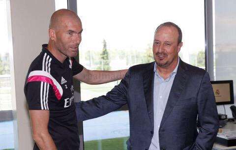 AshStudio7HD2's tweet photo. Zidane da la bienvenida a Benitez. #BienvenidoalRealMadrid http://t.co/WsEAiGlCyo