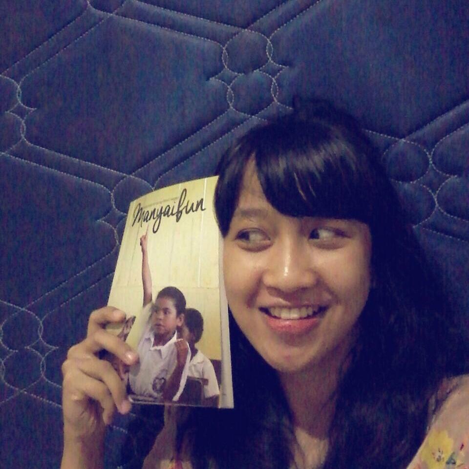 Kaka sinta bersama Buku Manyaifun Jejak Kaki di Timur Negeri yeaaay !!

Terimakaih kakaa Sinta :)