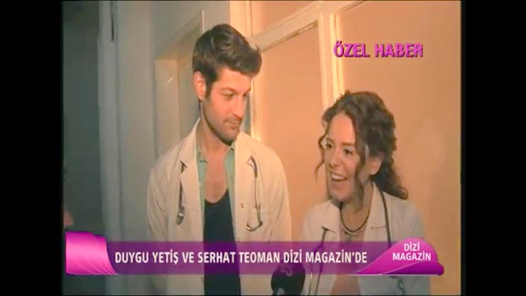 YldzAsude's tweet photo. Demek konuşurken birbirinize bakıyosunuz ha 😏 #AcilAskAranıyor 🎈Duygu'ya dışarda kıvırcık diolarmış 😍😂😂 http://t.co/vBsKx4lB10