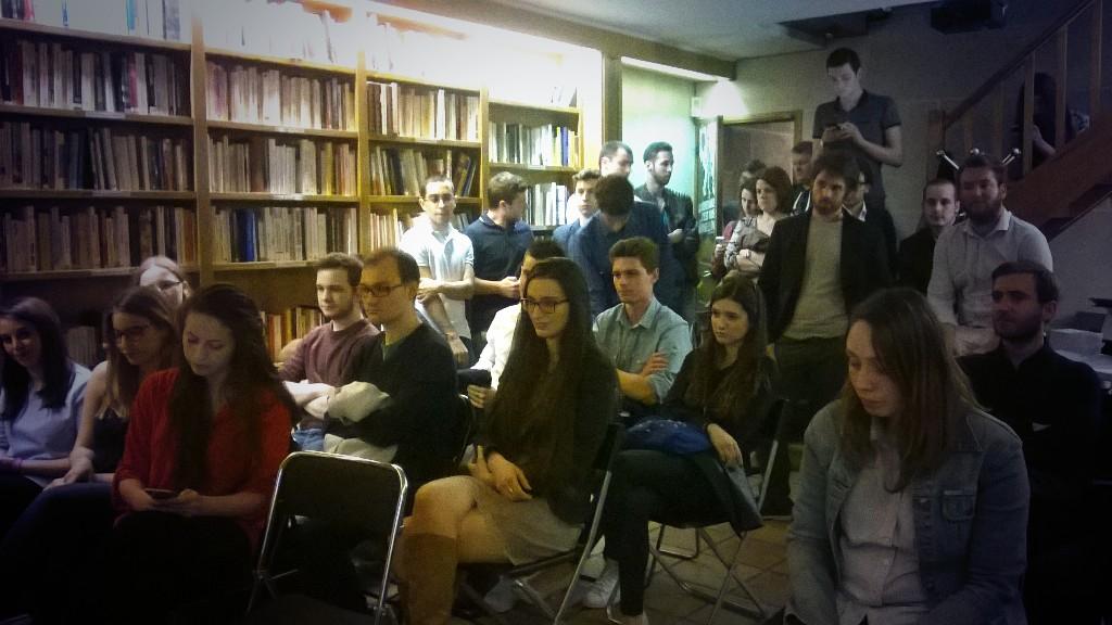 ManganoFlavia's tweet photo. Une salle comble pour écouter @louis_aliot nous parler de son livre et du combat politique.
#FNJIDF #ForumIDF http://t.co/pBg1lWk8dG