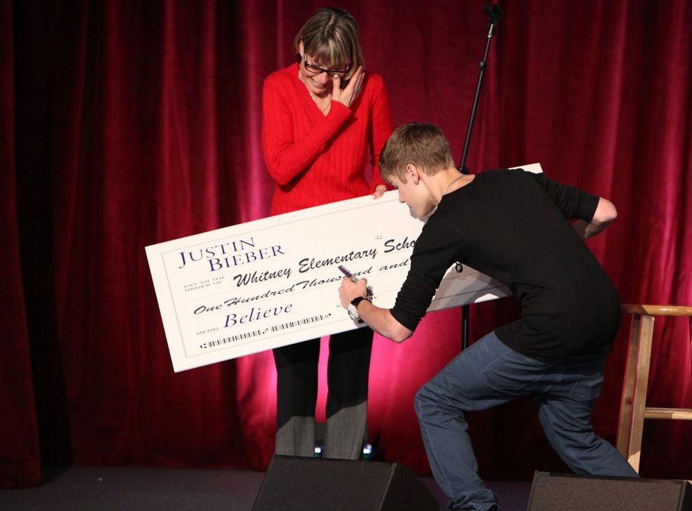 secutebelieber's tweet photo. remember when Justin did a charitable visit to Las Vegas and helped the school #JustinForMMVA http://t.co/OHFZVCm4fU