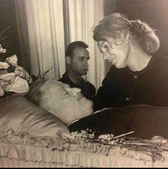 'Herkese selam sana hasret.'
Vera'nın Nâzım'a son bakışı.Moskova 3 haziran 1963
#NazimHikmet 
#NazimHikmet113yasinda
