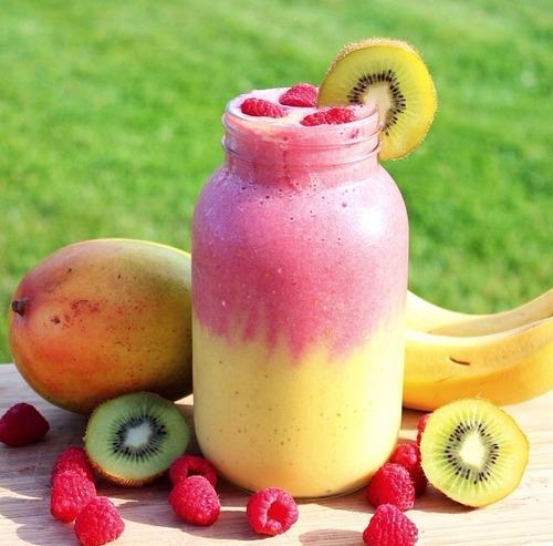Смузи 3. Ягодный смузи. Витаминный коктейль. Фруктовый смузи калифорния. Коктейль с фруктами.