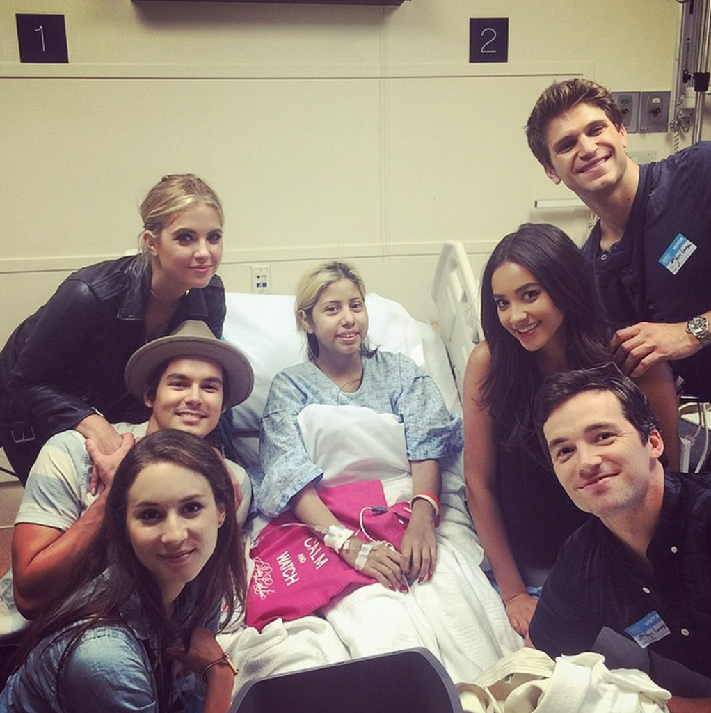 seventeen's tweet photo. The cast of @ABCFpll watched the season 6 premiere at a children's hospital 💗 http://t.co/UdoI28sxXg http://t.co/OMfSWw54j6