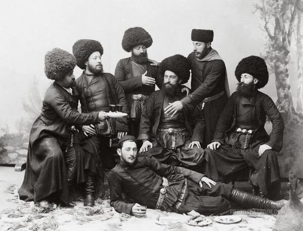 民族衣装 18から1900年 グルジア 民族衣装チョハ Chokha を身につけた男性 7人の男性は黒いチョハ Chokha を身につけており グルジアの首都トビリシにいた職人karachokheliと言われている Http T Co Qw3bfe0nqt