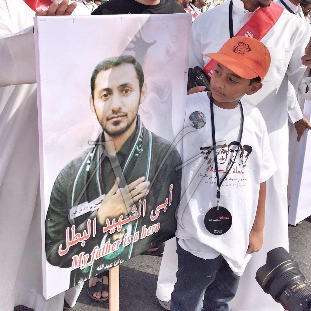 ALDair14Media's tweet photo. علي بن #الشهيد_محمد_الأربش مشاركا في تشييع شهداء مسجد الإمام الحسين حُماة الصلاة في #العنود والذين كان من بينهم والده http://t.co/G7K5I42B25