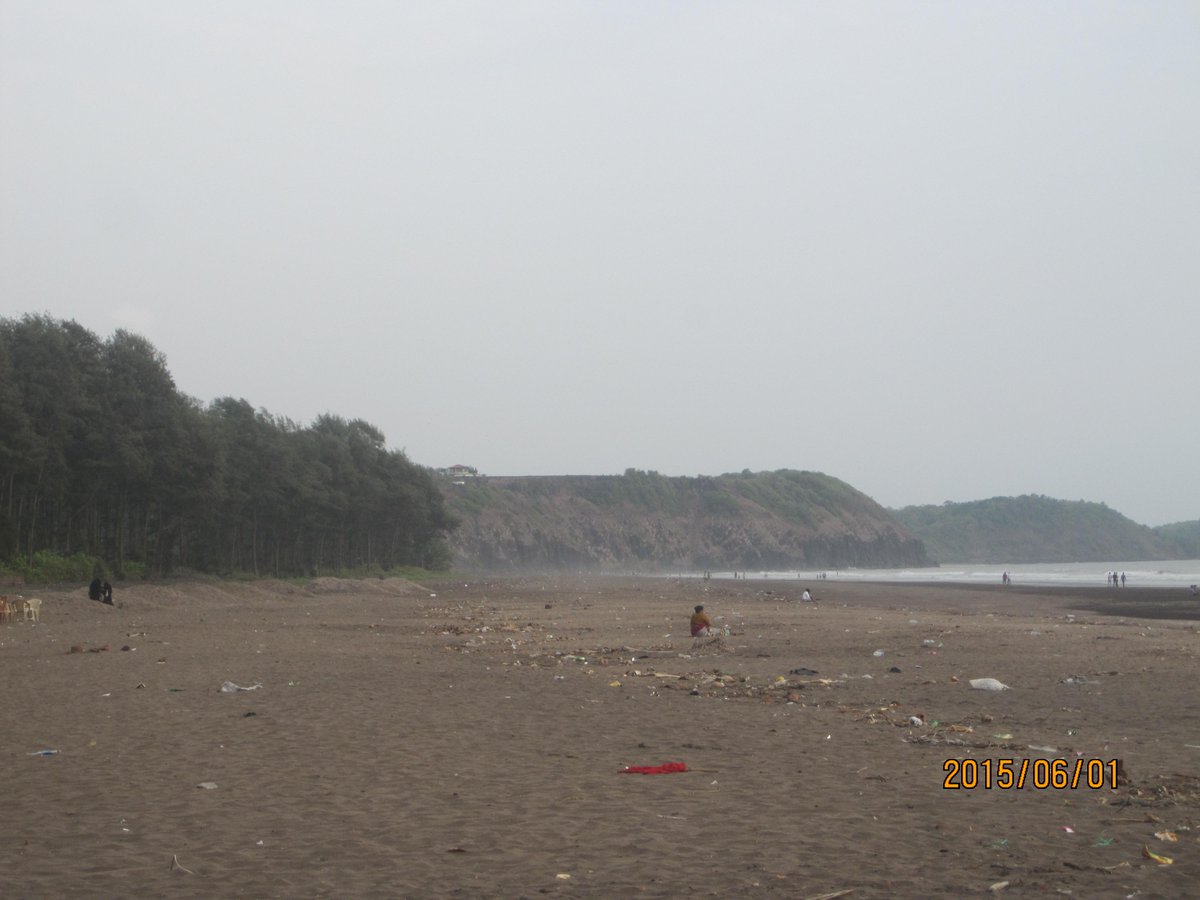 ms_gundi's tweet photo. The pitiful,filthy state f #Bhatye #Ratnagiri.Ironclly,dis littrd area is crcled by a cple f #SwachhataAbhiyan bnnrs! http://t.co/oyOq1KkGGF