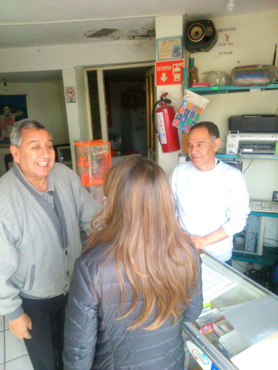 LauraBarreraF's tweet photo. El último día de campaña lo inicio recorriendo el Barrio de San Mateo. #VotaPRI #DeLaManoConLaGente http://t.co/oA0n4w53Eo