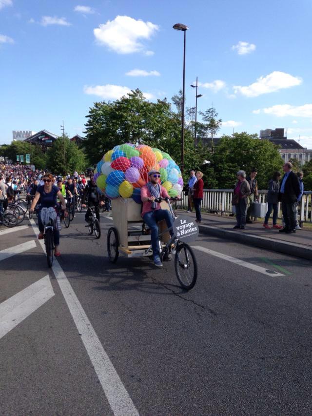 loireatlantique's tweet photo. #veloparade à #Nantes ! De la joie de la couleur et de la bonne humeur ! #lovevelo http://t.co/cCvAQqtJAv