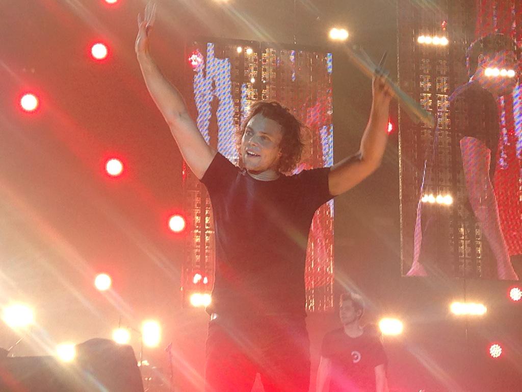 ohsofivesos's tweet image. I really love these photos I took of @Ashton5SOS he looks so happy aw 💘