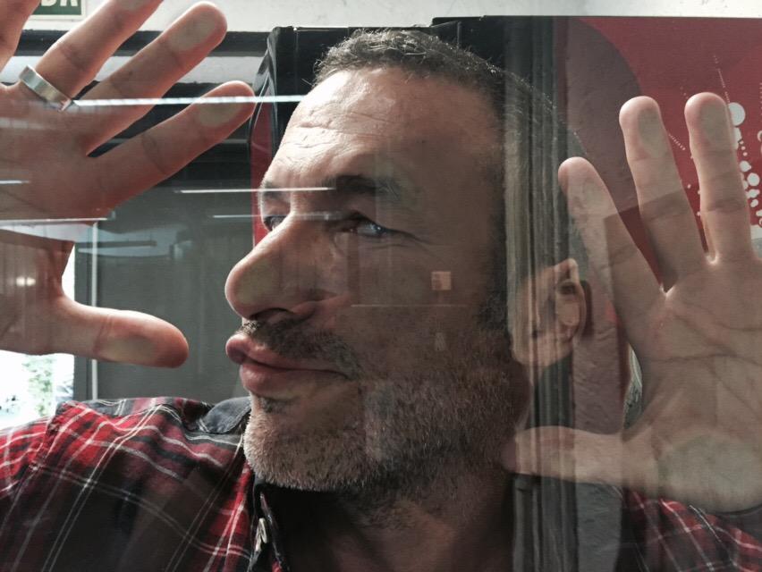 <a href="/Cote_Soler/">Coté Soler</a> te reto a que des la cara por el vidrio #estrellasdelvidrio