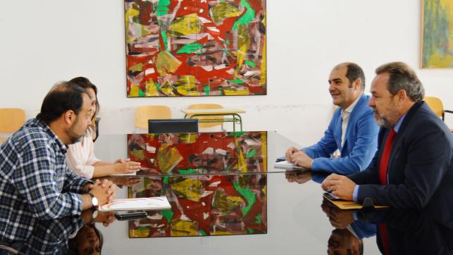 24clm's tweet photo. Labrador quiere saber 'si se va a respetar la decisión mayoritaria de los ciudadanos' http://t.co/qZUwQNl7de @24clm http://t.co/vx6K3uZh2G