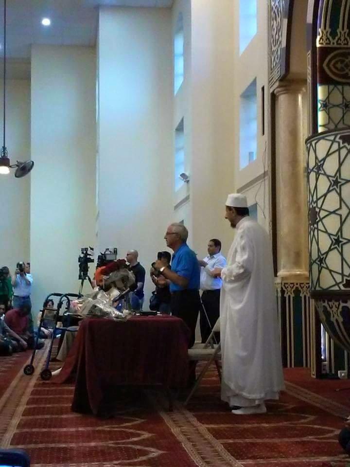 MirnesKovac's tweet photo. Interfaith response to #Hatred 
People of different faiths flocked into #PhoenixMosque counter #AntiIslam rally http://t.co/tLOvjRiYjv