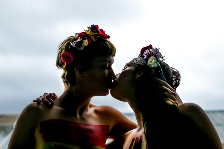 lesinrocks's tweet photo. Les Femen expulsées du Maroc s’expriment : “On m’a demandé si j’étais normale ou lesbienne” http://t.co/6gqgLJA8rm http://t.co/QmPJvLFskw