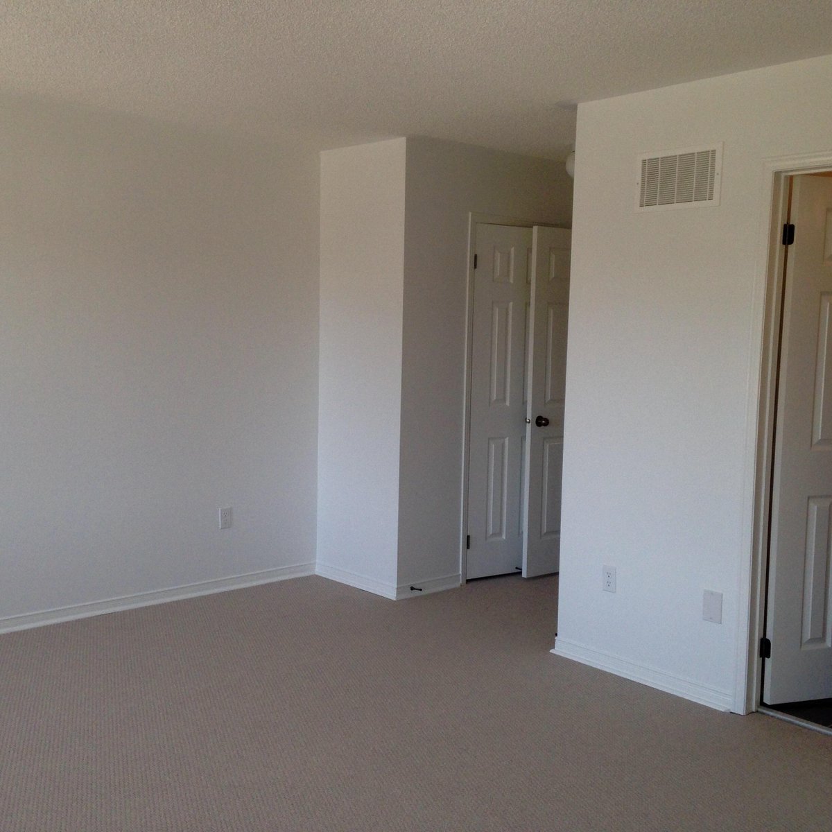 QualityProPaint's tweet image. Quality Pro Painting hard at work painting a brand new home in Brampton! #qualitypropainting #Brampton