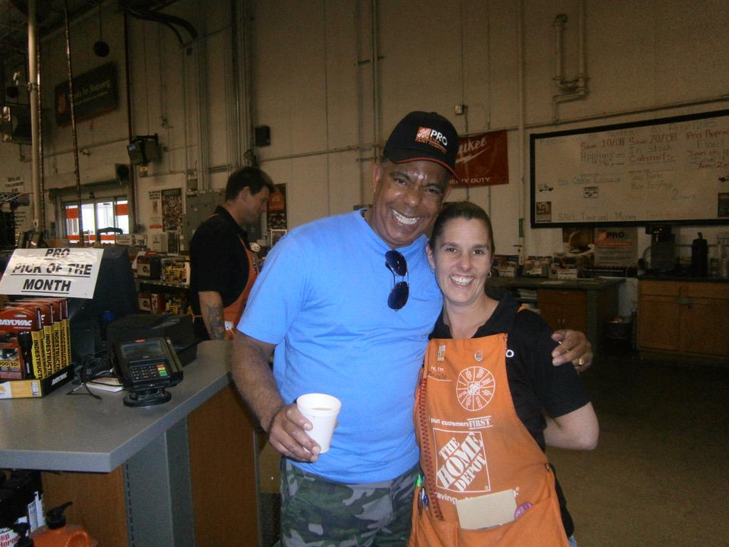 Pro4285's tweet image. No blue hat here at the Providence Home Depot @KJChamberland @jcosta1968 @Martinhdpro