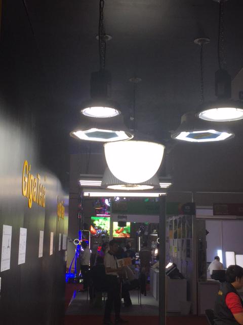 LEDdirectAU's tweet image. #LEDdirect founder Barry Cussell looking for the latest LED technologies at the Bangkok int. light show! #RandD