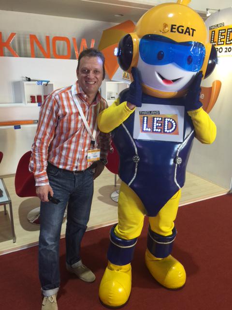 LEDdirectAU's tweet image. #LEDdirect founder Barry Cussell looking for the latest LED technologies at the Bangkok int. light show! #RandD