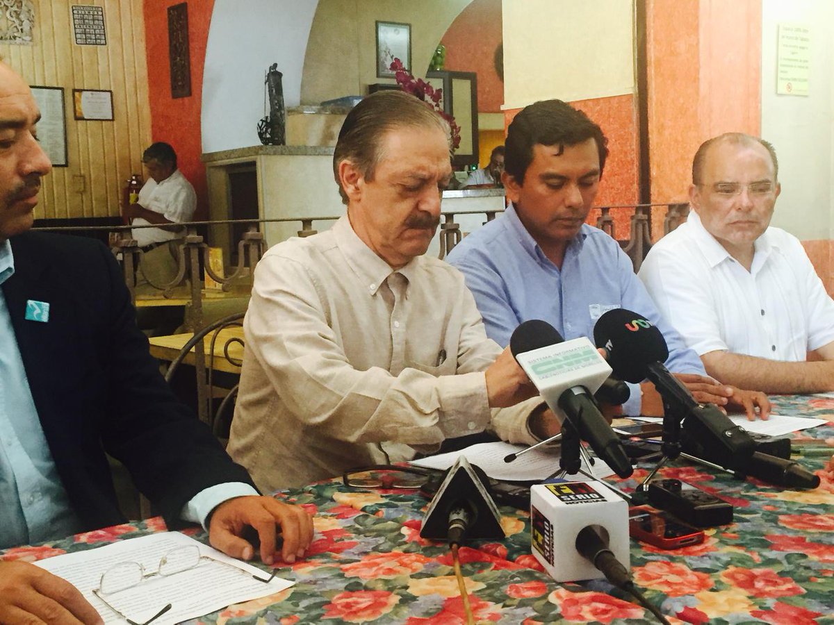 gerardosuarez73's tweet photo. Denuncian dirigentes PRI, PAN y Panal que funcionarios del gobierno de Graco son representantes de Casillas del PRD http://t.co/JseaeCSAH4