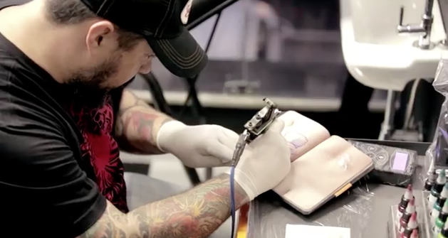 Editan un libro con páginas de piel artificial para la práctica de tatuajes
antena3.com/noticias/tecno…