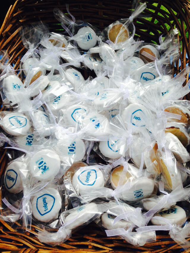 Telpay's tweet photo. Delicious @HighTeaBakery imperial cookies to go with your new golf shoes at the @TheWpgChamber #chambergolfclassic http://t.co/WzY6FObHiS