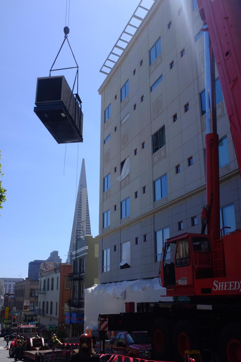 theclairestein's tweet photo. Generator install- BIG equipment over Jackson Street today.#Chinesehospital #CATgenerator #1000kW #SanFrancisco http://t.co/IEfDQSn3y3