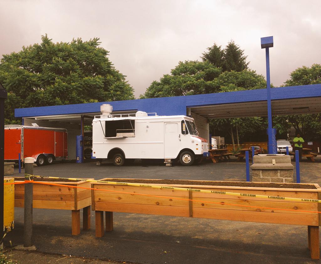 Goodbye Wet Hen, hello <a href="/LosGorditosPDX/">the Cruz family</a> ...and lots of picnic tables for potentially more carts? #divisioncreep