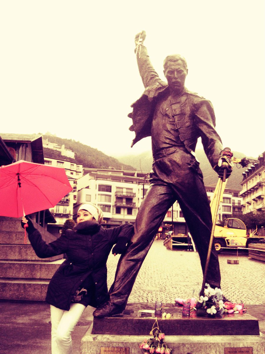 Turismo_sos's tweet photo. @BiologoViajero @gaolga oh genial foto! esta es mi foto viajera con Freddie Mercury en Montreux, Suiza! :) http://t.co/mva45auRnD