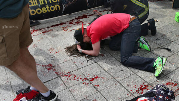 TuiterHits's tweet photo. Este chico le iba a pedir matrimonio a su novia a la mitad de la maratón de Boston. Ella murió. http://t.co/sYohOjMQ5k