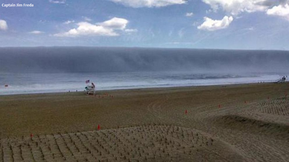 ABC's tweet image. Fog bank resembling a tsunami forms in line with Jersey shore: abcn.ws/1HL2Hbx - @abcnewswx