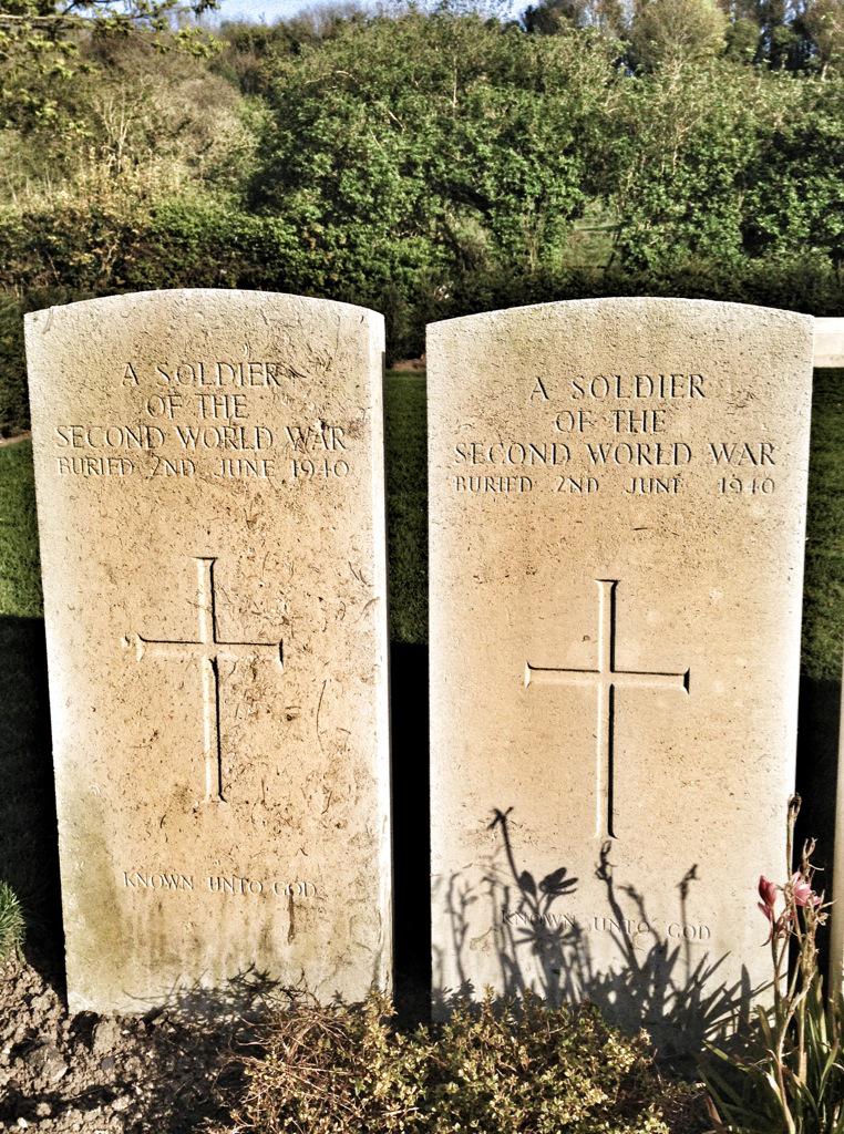 dizzernp's tweet photo. Last #Dunkirk75 graves - two unidentified bodies, washed ashore at #Dover in the aftermath of the #Dunkirk evacuation http://t.co/I5YmKchqXK
