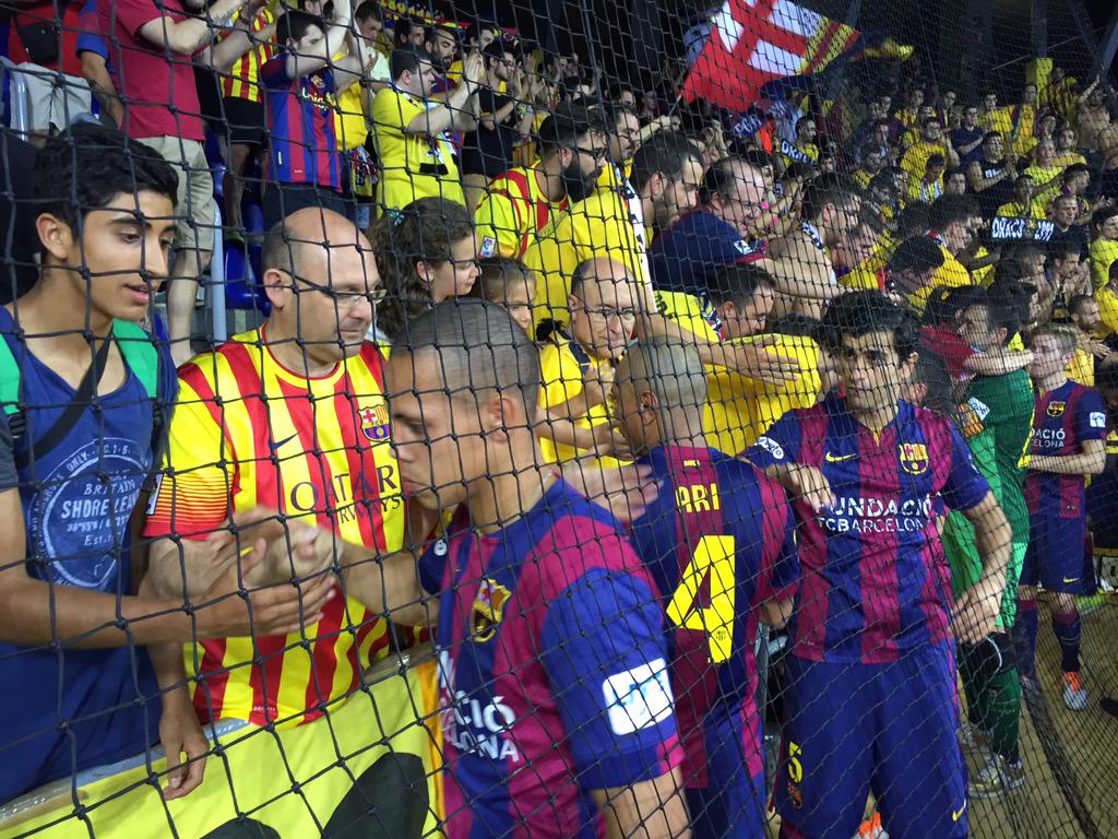 lltarres's tweet photo. Ari Santos s'acomiada del Barça, del Palau. Amb llàgrimes als ulls, diu adéu i consola el seu fill Kaua. Gràcies Ari! http://t.co/LK0tF7SyCW
