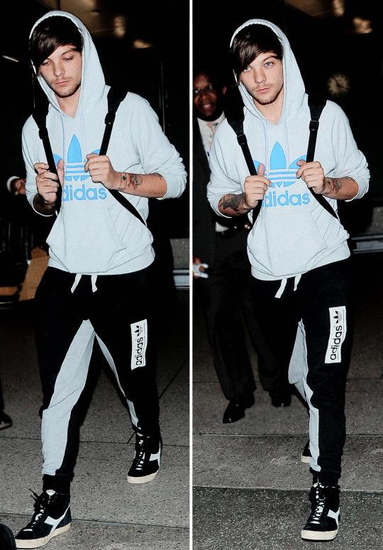1DadIRECTIXNER's tweet photo. @Louis_Tomlinson can not even be trying to be hot AND STILL LOOK LIKE A GOD 😍 http://t.co/HRk8xztWnf