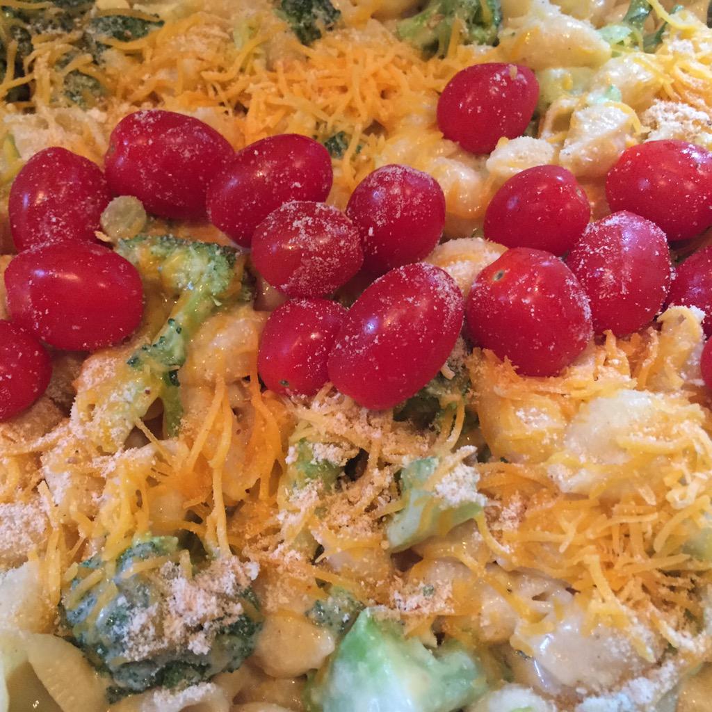 CookTimeRemmi's tweet image. #WhatsForDinnerWednesday Macaroni and Cheese with Broccoli and tomatoes!! #RemmiCooks #CookTimeWithRemmi