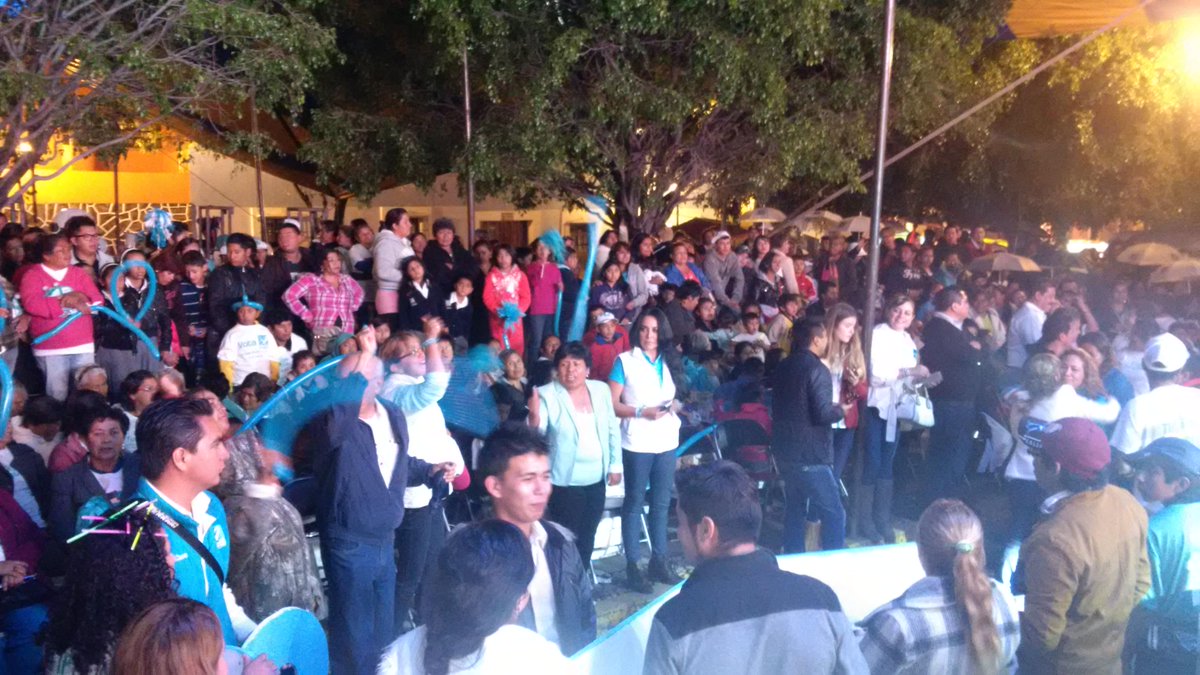 antonietagalina's tweet photo. Con gran ambiente nos reciben los asistentes del #CierreTurquesa http://t.co/WkVzs2FFE1