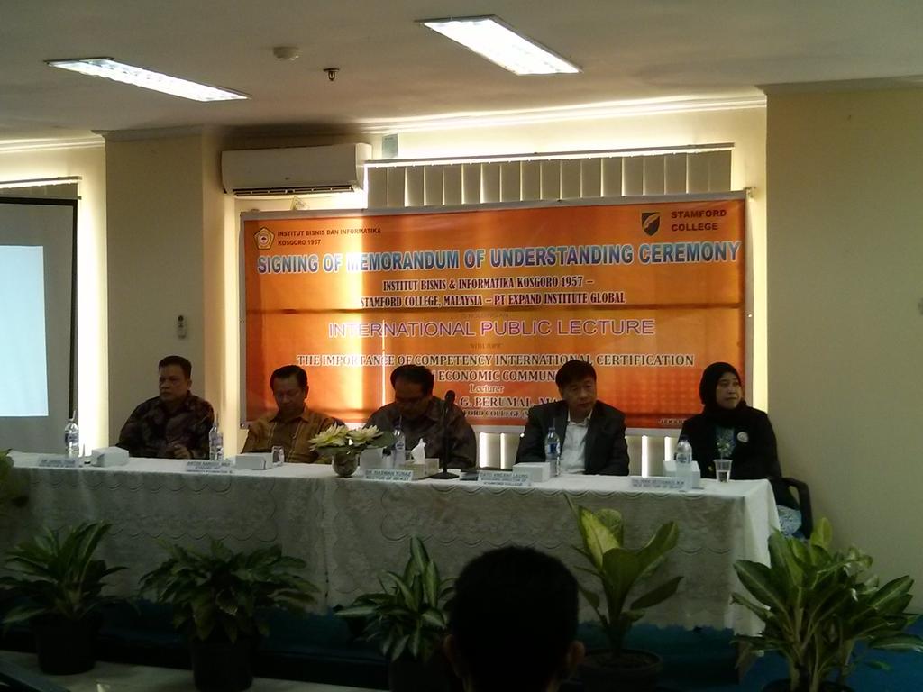 BEMIBIK57's tweet photo. Internasional Public Lecture "The Importance of Competency International Certification Asean Economic Community" http://t.co/zUmScWRkGA