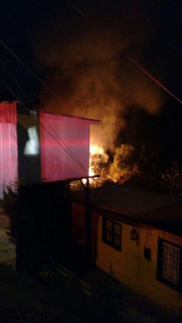 SanAntonio_SOS's tweet photo. Cartagena: Informe del 10-0-1, Casa habitacion envuelta en llamas con propagación se trabaja, fotos via @SAMUKATOY http://t.co/ieEVbheB5H