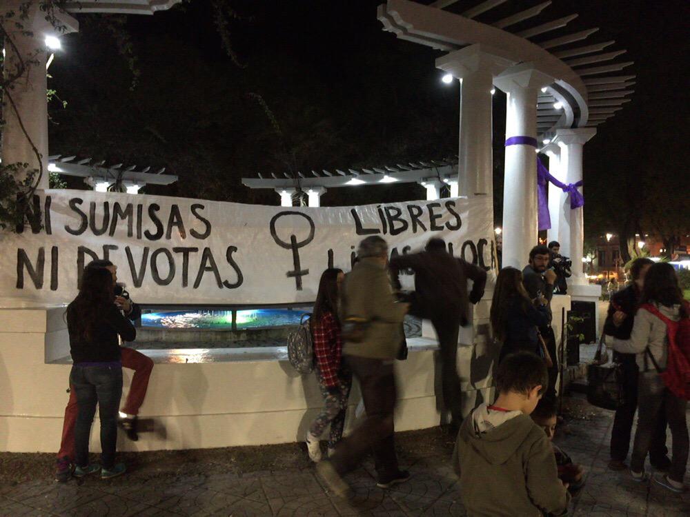 alternativadura's tweet photo. Muchísima gente en la plaza Sarandí de Durazno en la marcha #NiUnaMenos, contra la violencia de género. http://t.co/onsRRR0NUU