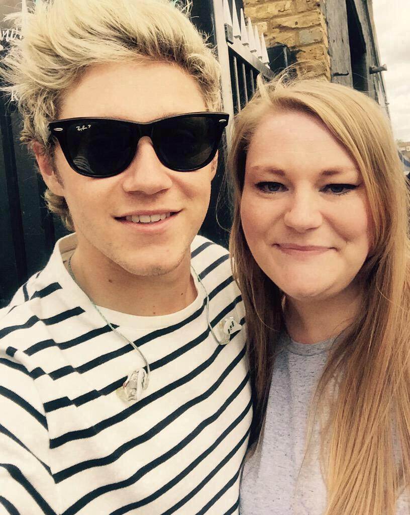 MileneUpdates's tweet photo. Niall with fans in London a few hours ago. (6/4/15) http://t.co/8PBAZgjtAW